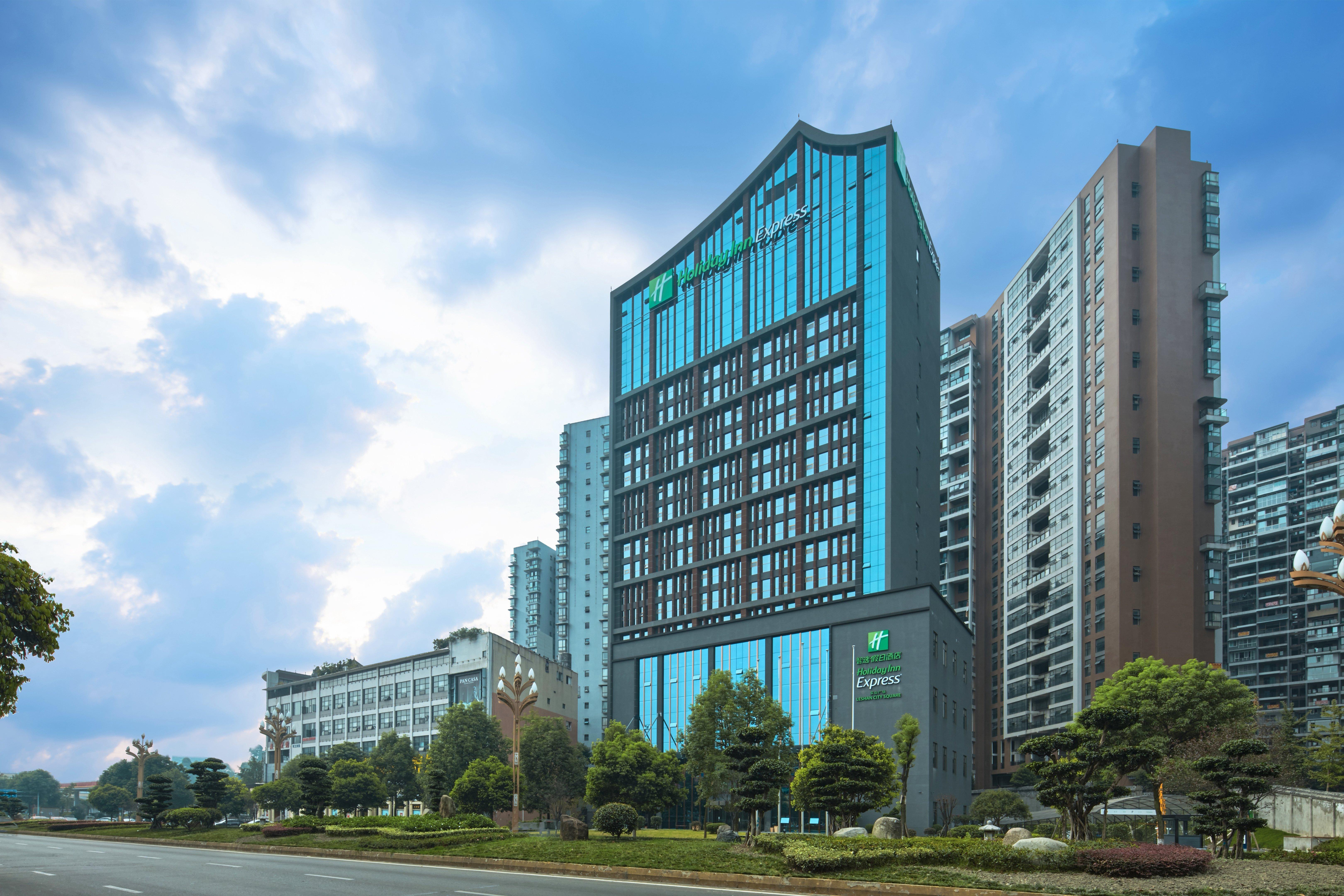 Holiday Inn Express Leshan City Square By Ihg High Speed Rail And Leshan Giant Buddha Экстерьер фото