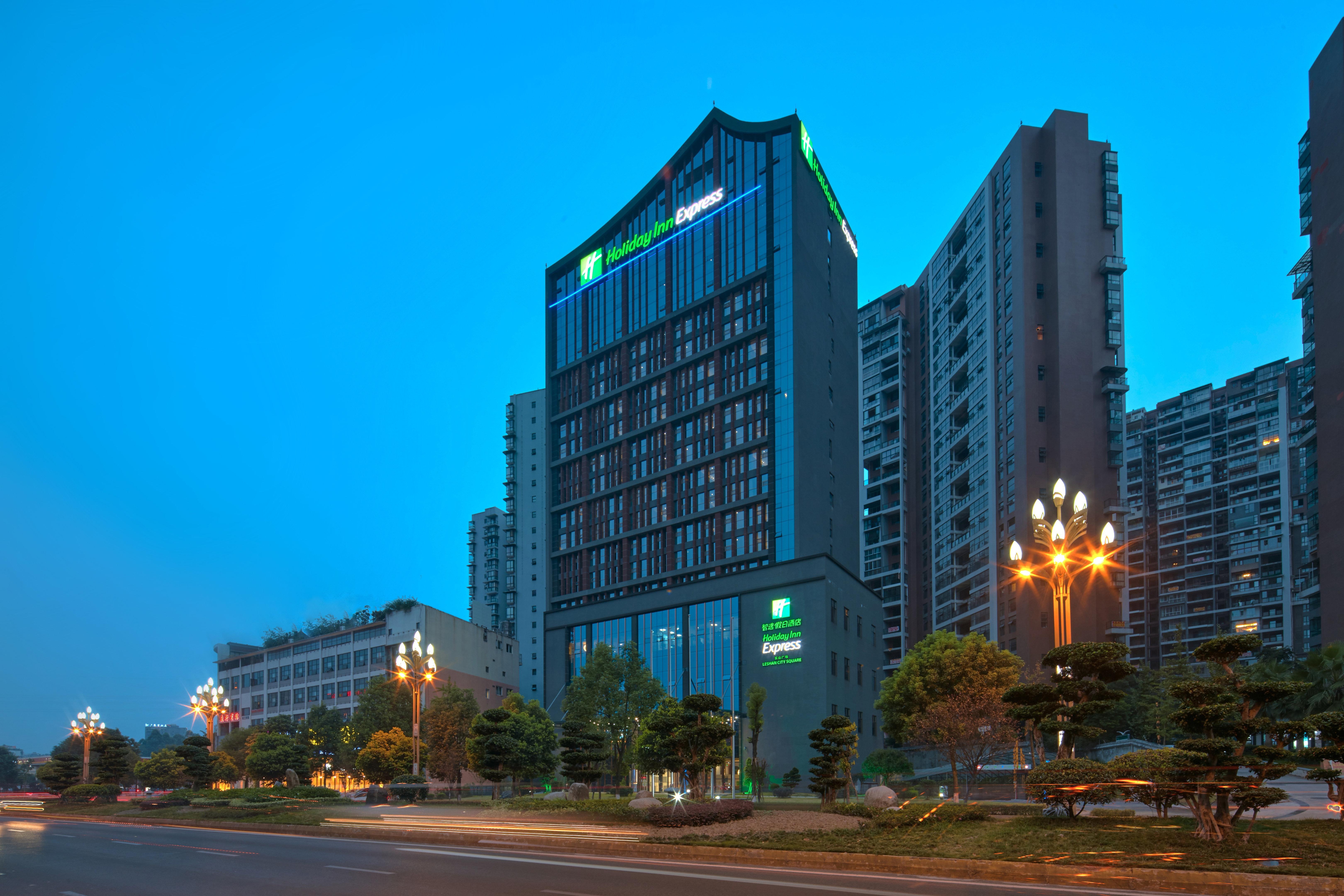 Holiday Inn Express Leshan City Square By Ihg High Speed Rail And Leshan Giant Buddha Экстерьер фото